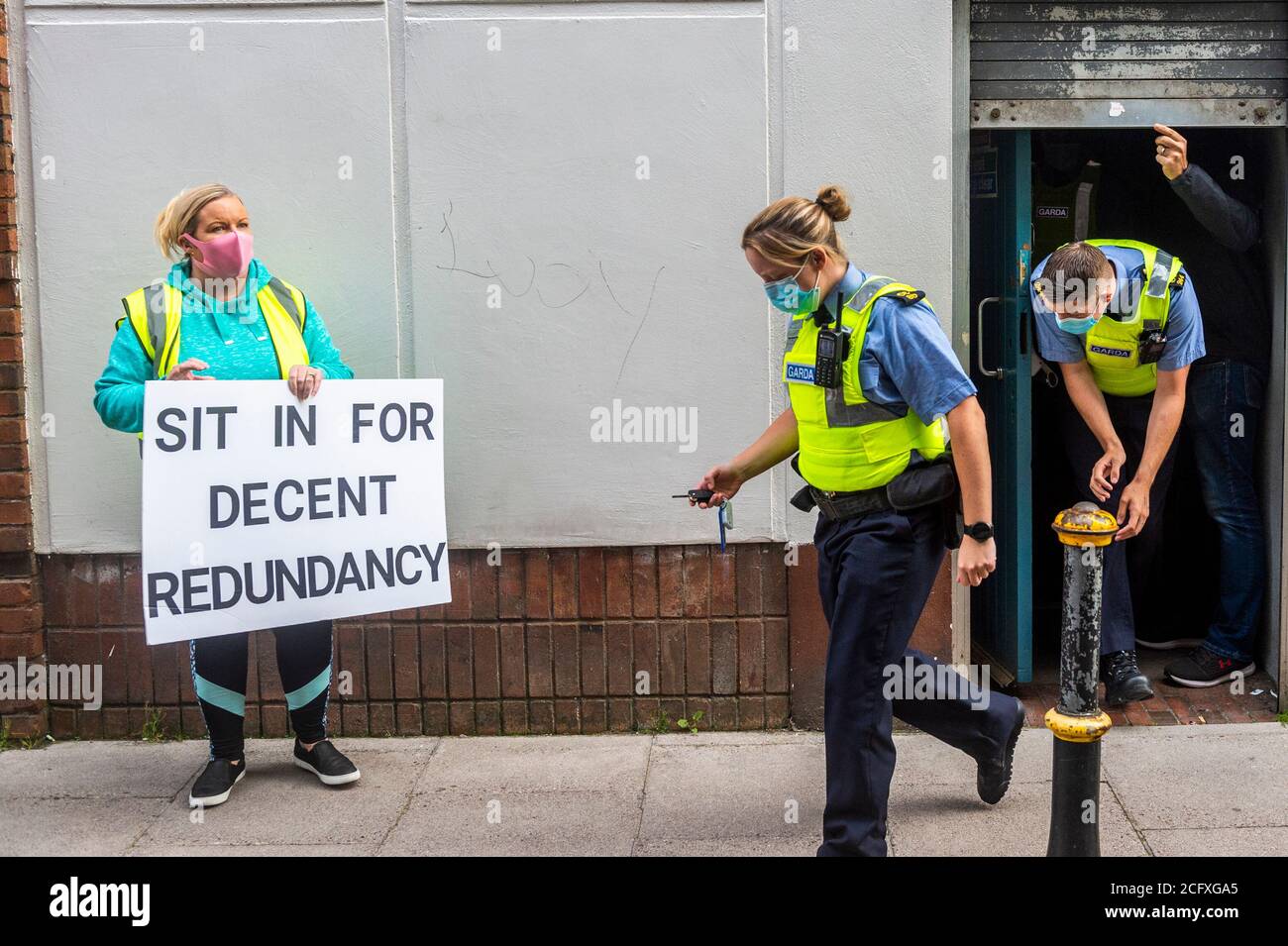 Cork, Irlande. 8 septembre 2020. Les employés d'ex Debenhams sont entrés dans les magasins fermés de Debenhams à Patrick Street, Cork et Henry Street, Dublin ce matin pour intensifier leur action. Le sit-in intervient après que les travailleurs aient réclamé l'offre de licenciement de 1 million d'euros qui leur était faite est dérisoire. Huit ex-travailleurs sont dans le magasin de Cork - cinq de Cork, deux de Tralee et un de Thr Mahon point magasin. Les manifestants ont de la nourriture et sont prêts à s'asseoir aussi longtemps qu'il leur faut pour recevoir une meilleure offre. Gardaï partir après le talkking aux manifestants. Aucune arrestation n'a été effectuée. Crédit : AG News/Alay Live News Banque D'Images