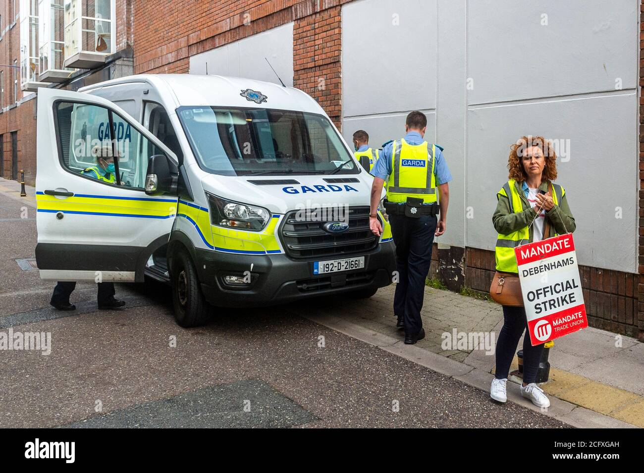 Cork, Irlande. 8 septembre 2020. Les employés d'ex Debenhams sont entrés dans les magasins fermés de Debenhams à Patrick Street, Cork et Henry Street, Dublin ce matin pour intensifier leur action. Le sit-in intervient après que les travailleurs aient réclamé l'offre de licenciement de 1 million d'euros qui leur était faite est dérisoire. Huit ex-travailleurs sont dans le magasin de Cork - cinq de Cork, deux de Tralee et un de Thr Mahon point magasin. Les manifestants ont de la nourriture et sont prêts à s'asseoir aussi longtemps qu'il leur faut pour recevoir une meilleure offre. Gardaï part après avoir parlé aux manifestants. Aucune arrestation n'a été effectuée. Crédit : AG News/Alay Live News Banque D'Images