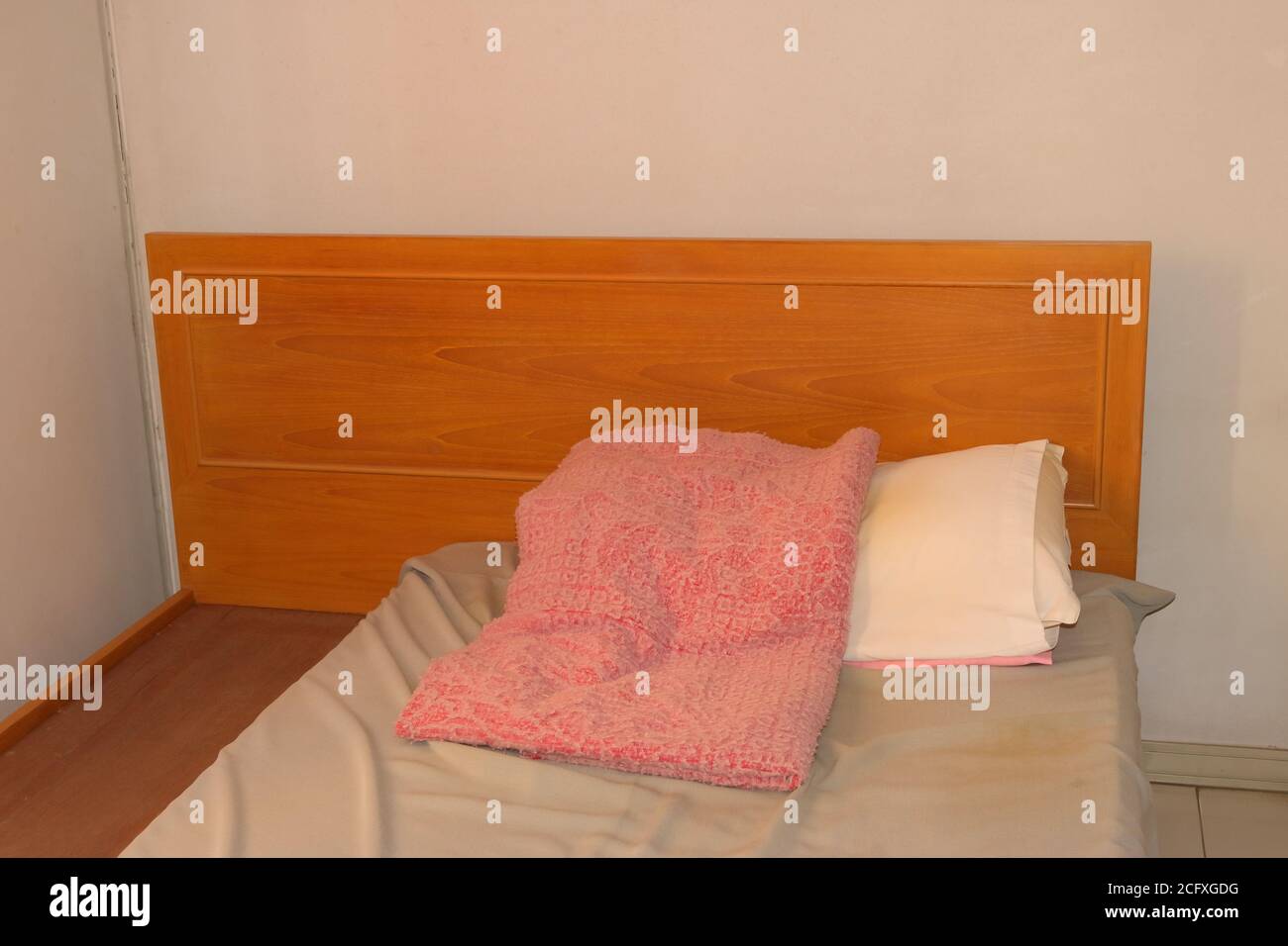 Gros plan matelas mal assorti sur un lit en bois, matelas trop petit, vue  en grand angle Photo Stock - Alamy