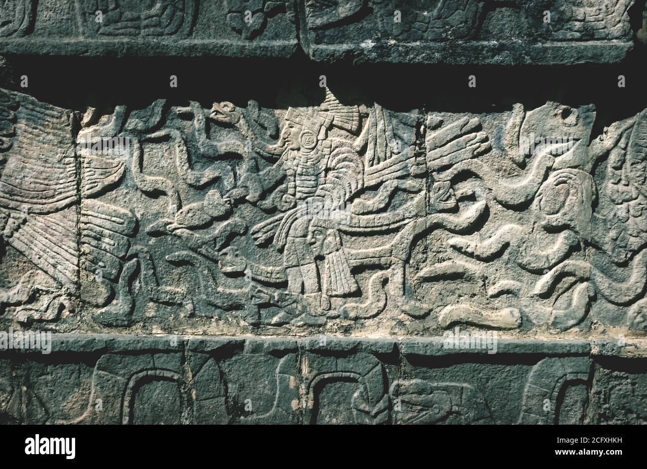 Gros plan de figures mayas sculptées dans un temple maya en pierre à Chichen Itza, Yucatan, Mexique Banque D'Images