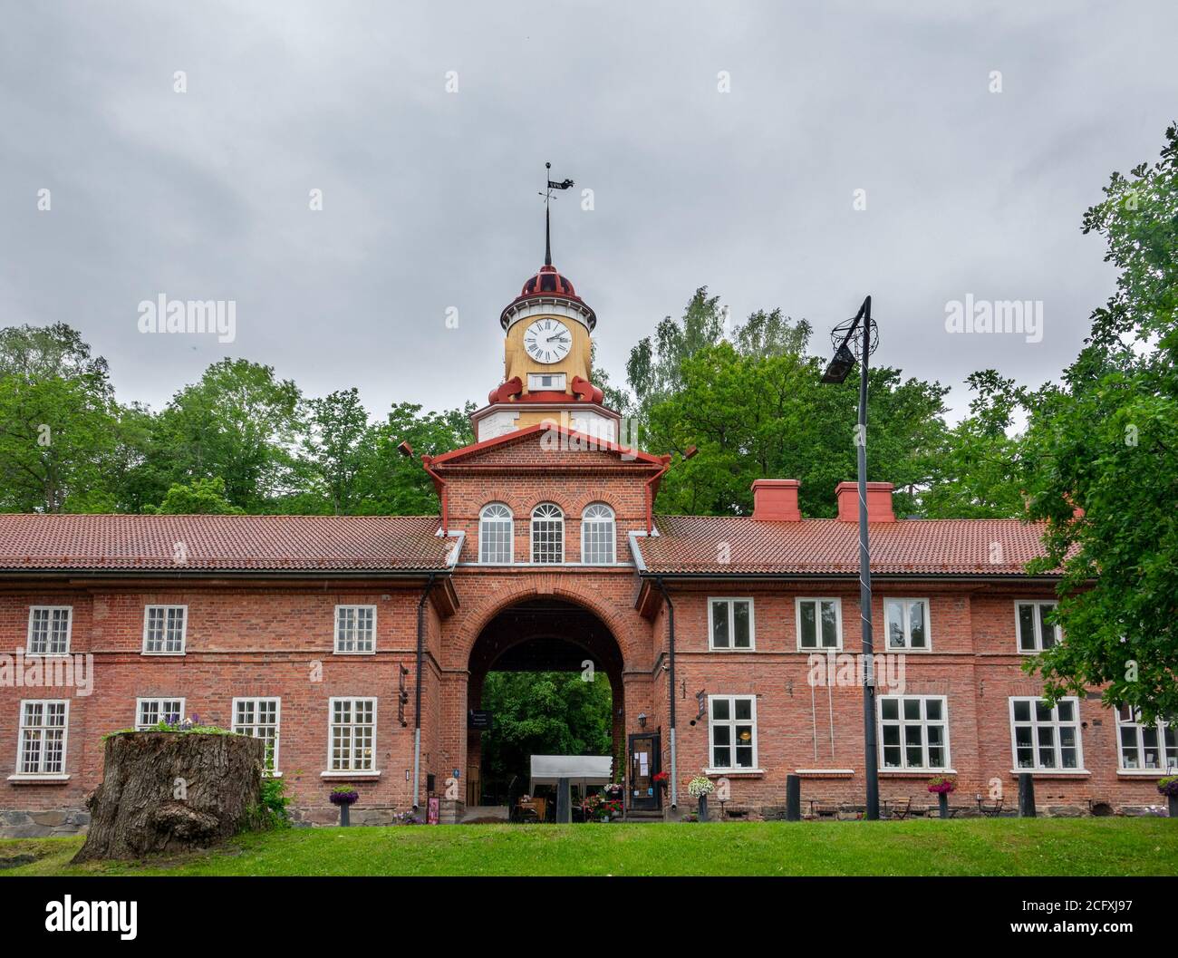 Le village de Fiskars et son bâtiment de la tour de l'horloge (construit en 1826) en été. Banque D'Images