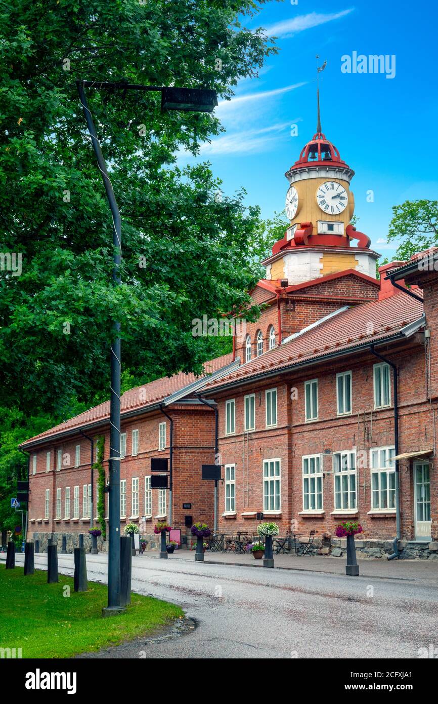 Le village de Fiskars et son bâtiment de la tour de l'horloge (construit en 1826) en été. Banque D'Images