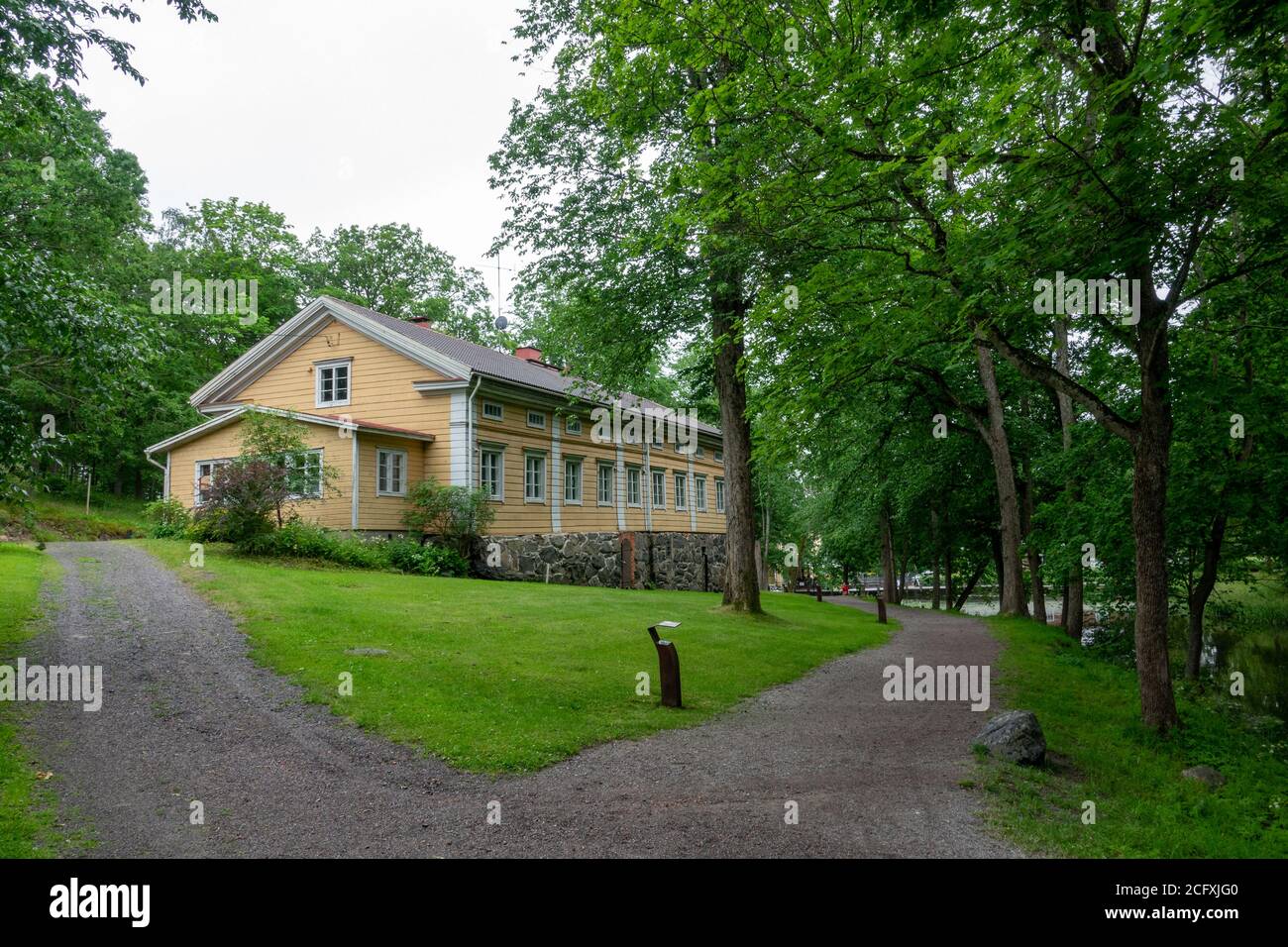 Une route rurale dans le village de Fiskars en été. Banque D'Images