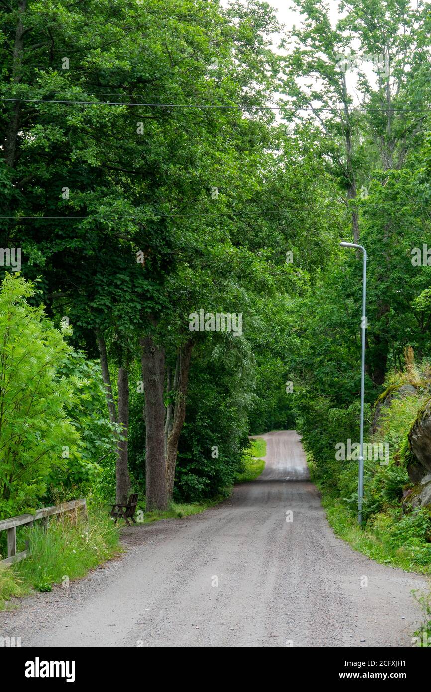 Une route rurale dans le village de Fiskars en été. Banque D'Images
