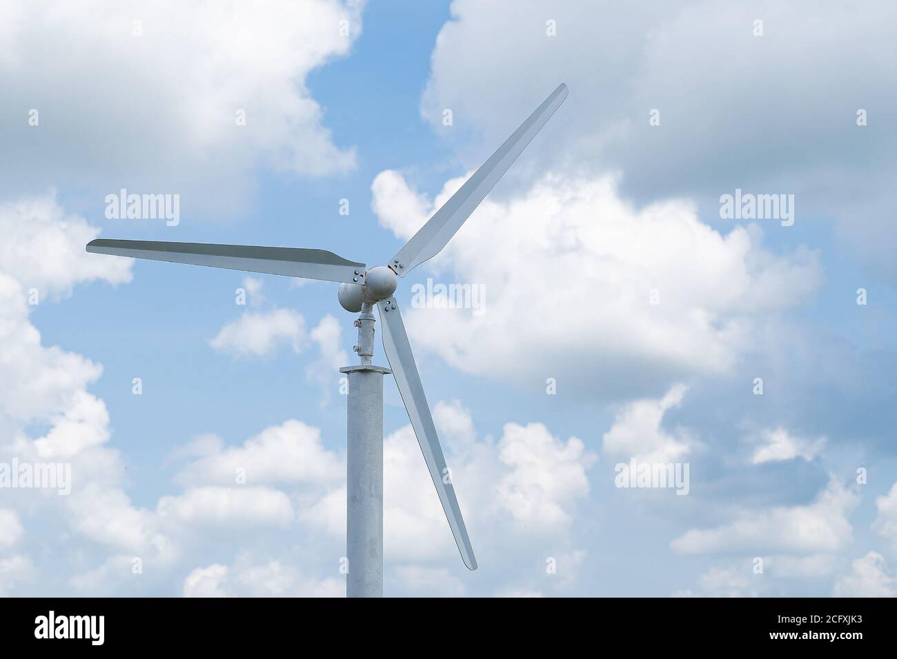 Éolienne, source d'énergie renouvelable du futur, sur fond bleu ciel. Banque D'Images