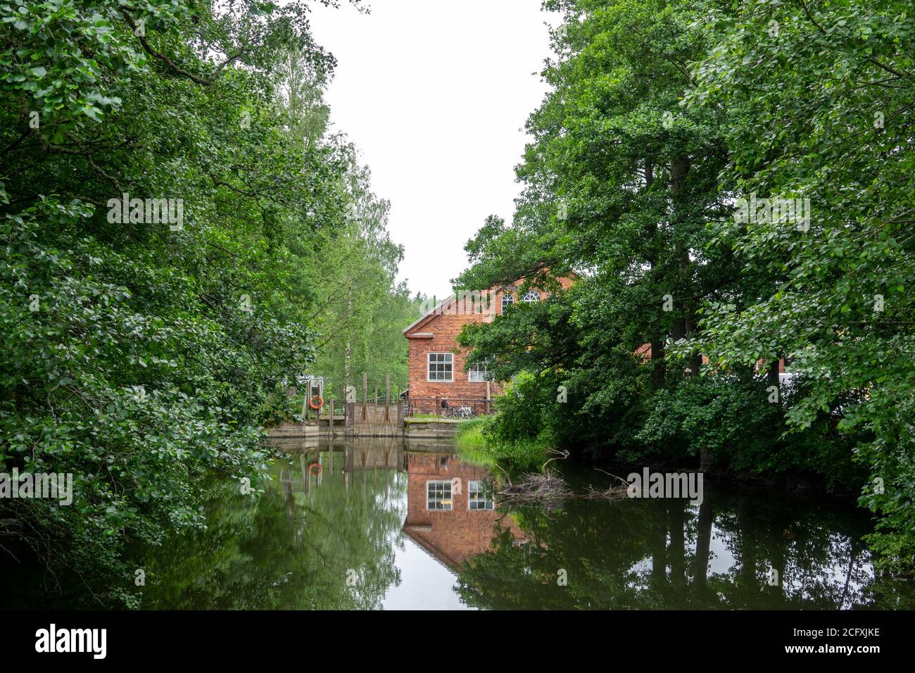 Une route rurale dans le village de Fiskars en été. Banque D'Images