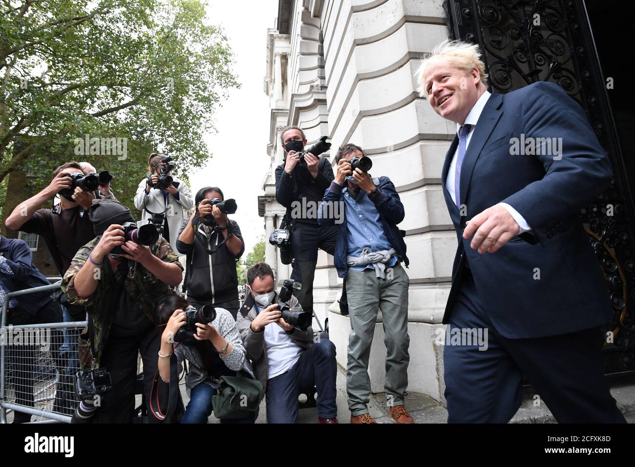 Le Premier ministre Boris Johnson revient au 10 Downing Street, après une réunion du Cabinet au Foreign and Commonwealth Office (FCO) à Londres. Banque D'Images