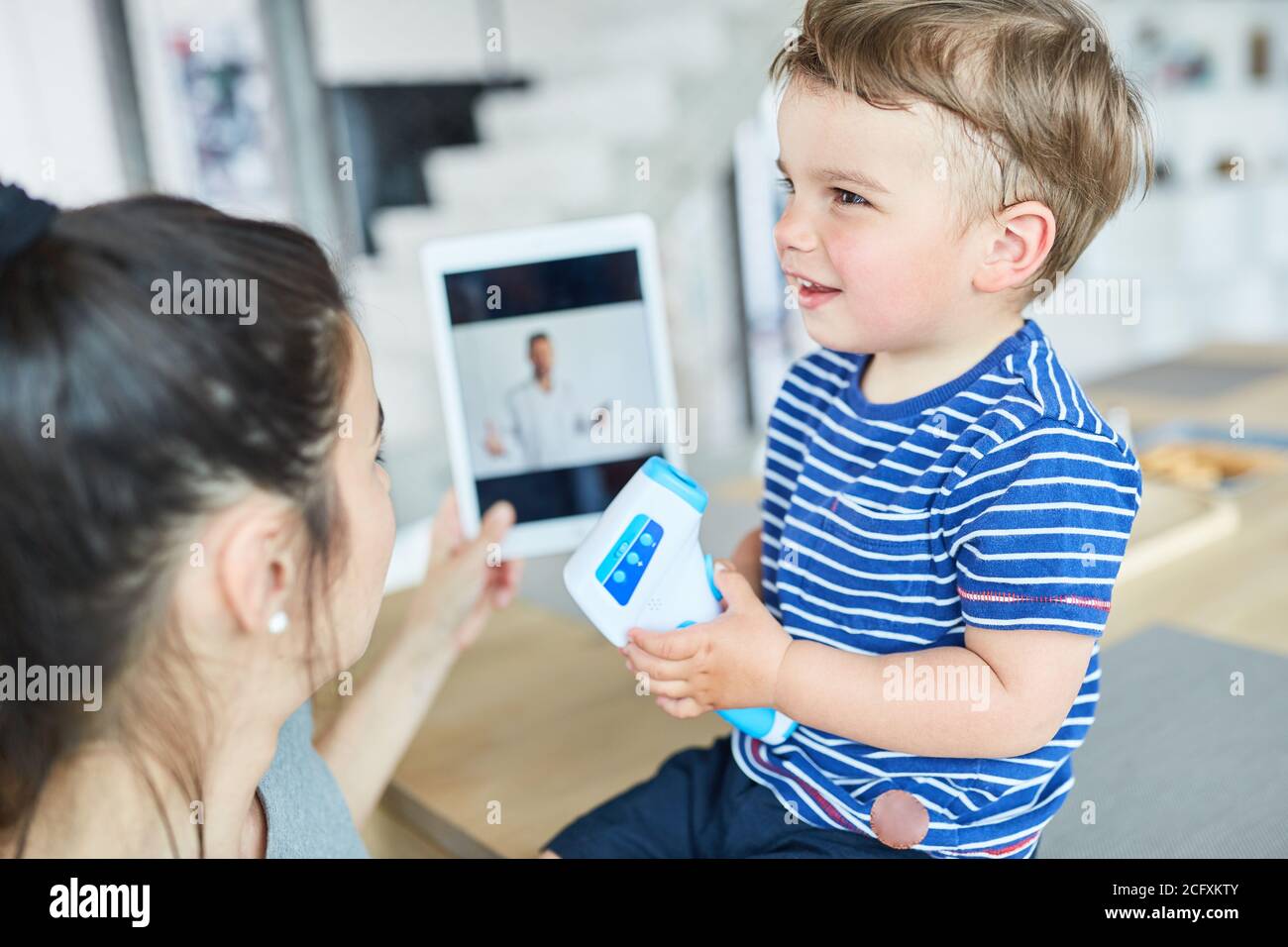 Médecin dans une consultation en ligne avec un enfant en vidéo discutez lors d'une consultation médicale Banque D'Images
