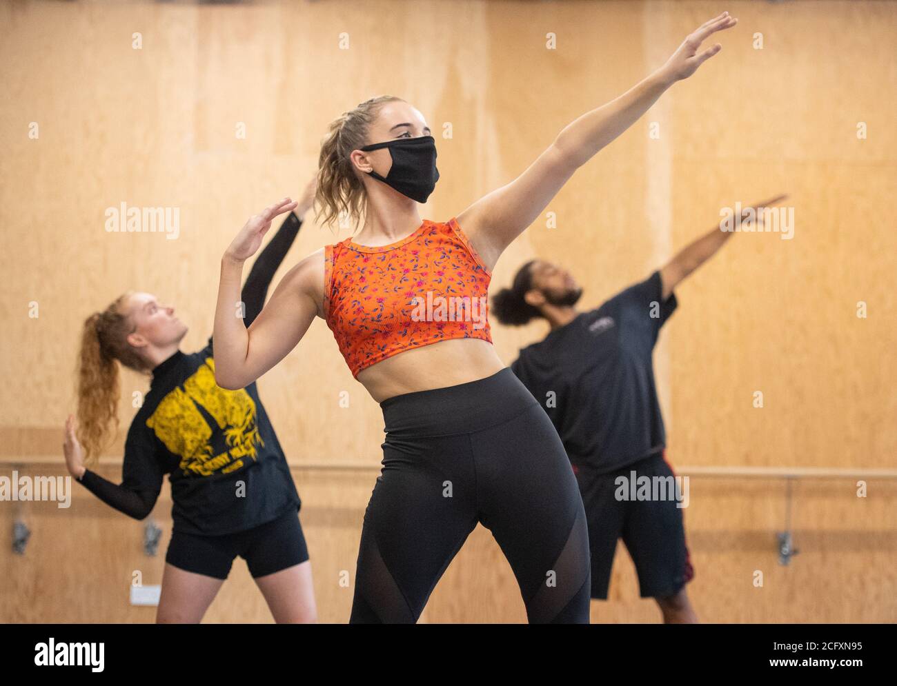 Les élèves observent la distanciation sociale lorsqu'ils prennent part à une séance de danse alors que les cours reprennent à l'école de théâtre de l'Académie des arts du théâtre de Mountview à Peckham, dans le sud de Londres, après sa fermeture due au coronavirus. Banque D'Images