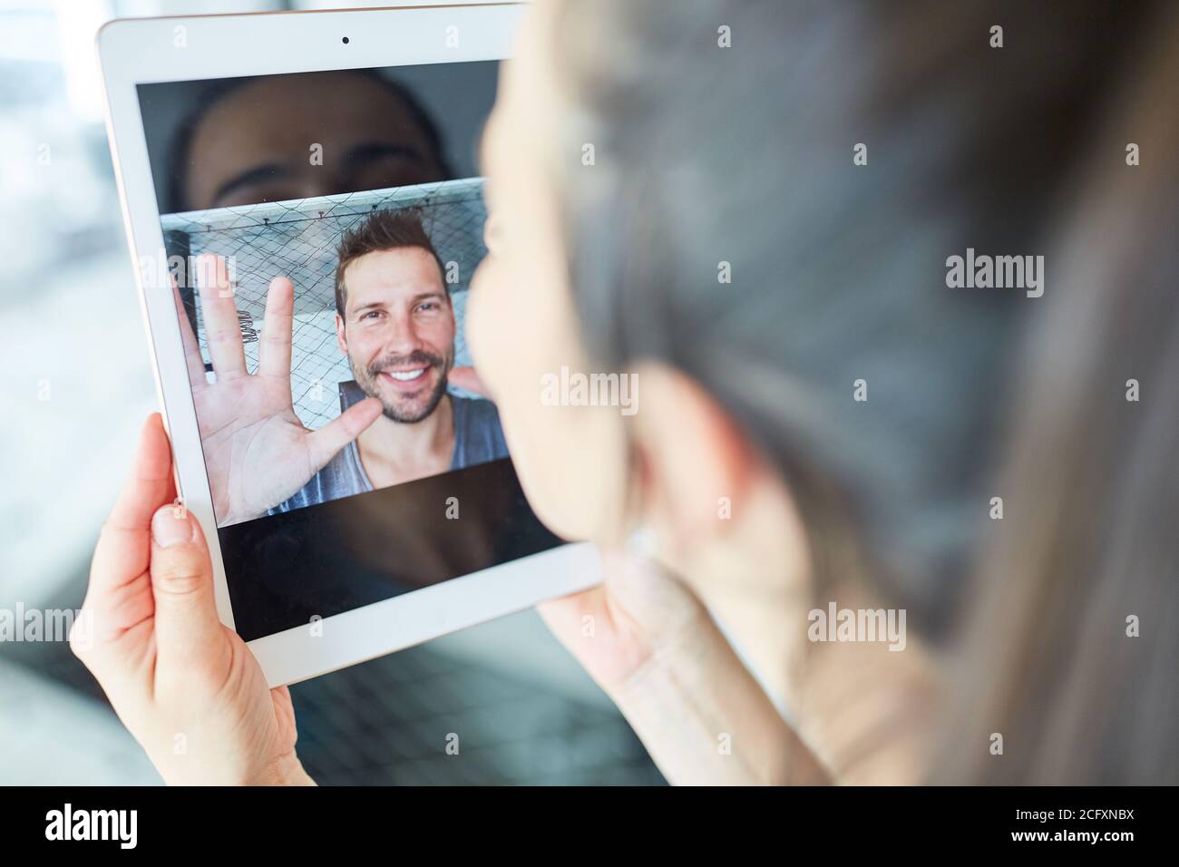 Jeune couple en relation longue distance communiquant en ligne par chat vidéo Banque D'Images