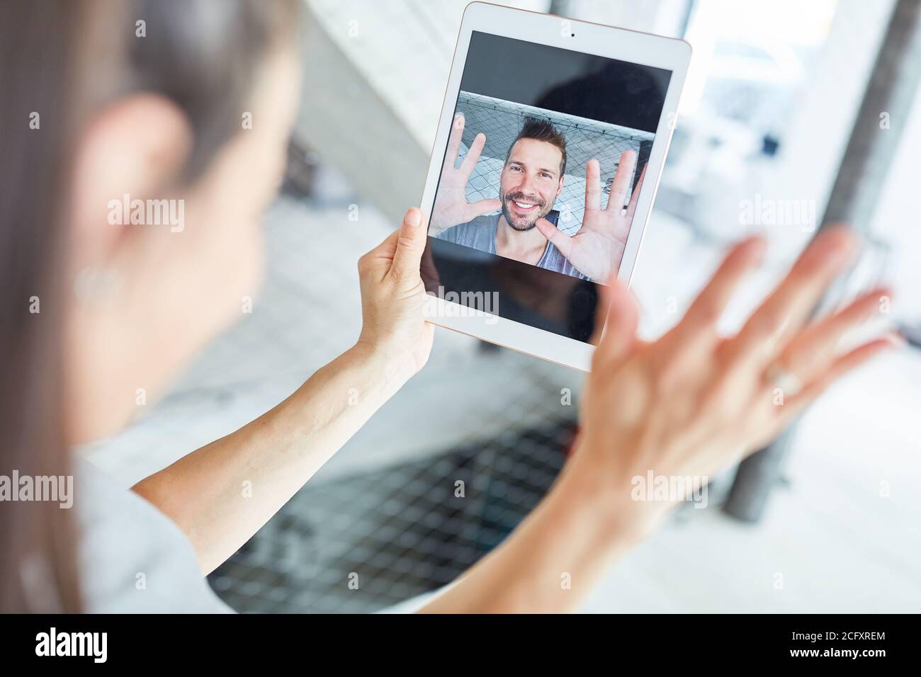 Couple de longue distance parlant par chat vidéo en ligne sur le internet Banque D'Images