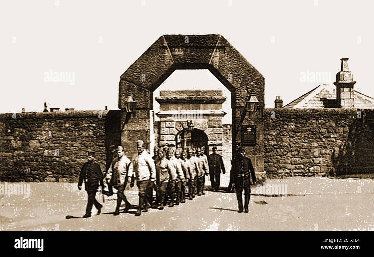 Une vieille photo de 1903 d'une fête de travail des détenus qui se renverse de la prison de Dartmoor, en Angleterre. La prison a été conçue par Daniel Asher Alexander et construite à l'origine entre 1806 et 1809 par des ouvriers locaux pour tenir des prisonniers des guerres napoléoniennes, elle a également été utilisée pour tenir des prisonniers américains de la guerre de 1812.Dartmoor a été rouvert en 1851 comme prison civile, Mais fermé à nouveau en 1917, lorsqu'il a été converti en centre de travail de bureau à domicile pour certains objecteurs de conscience. Le 24 janvier 1932, il y a eu une grave émeute en prison. Il a reçu une inscription du patrimoine de deuxième année en 1987 et est toujours une prison. Banque D'Images