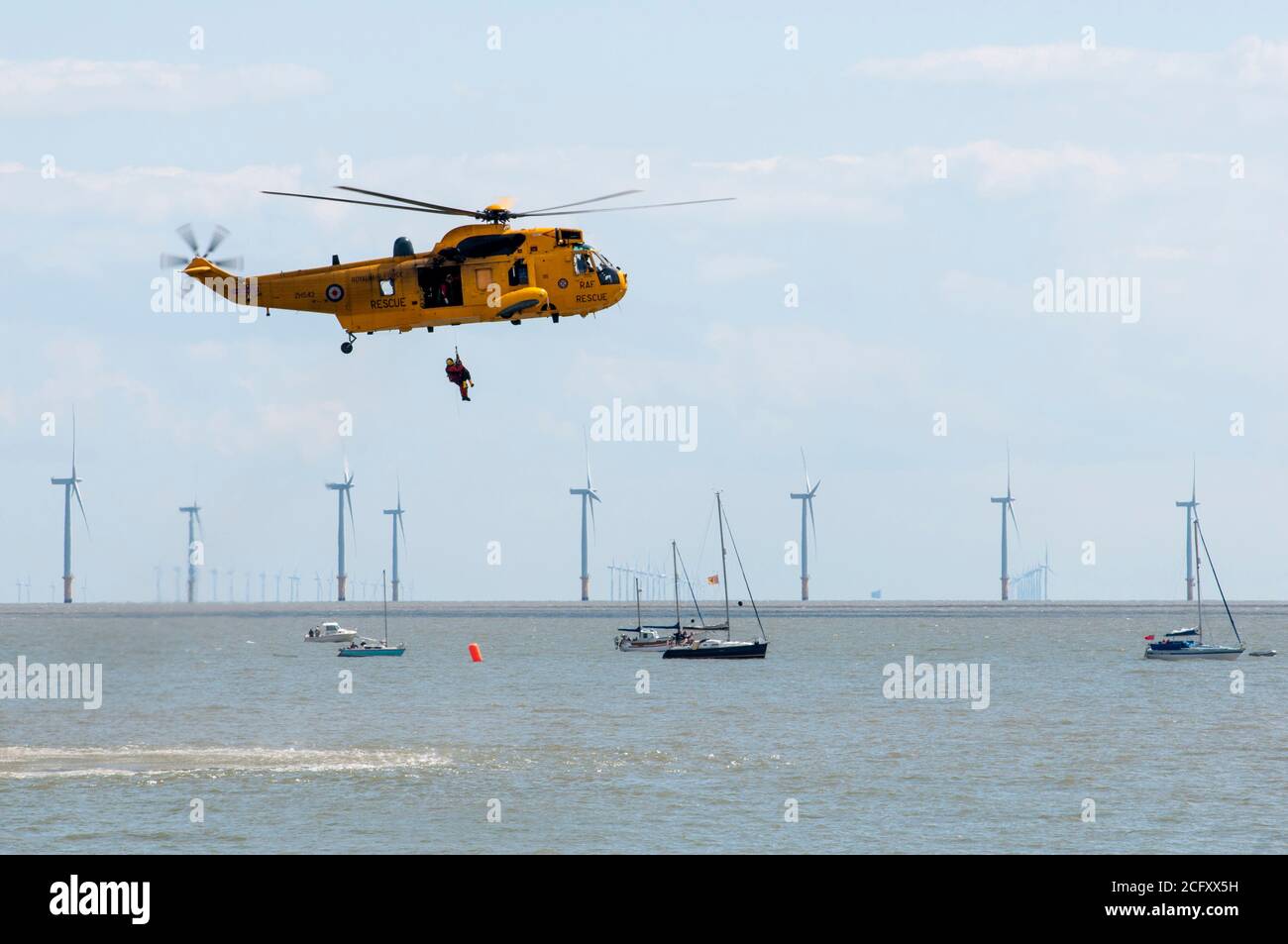 Hélicoptère de sauvetage en action survolant la mer. Banque D'Images