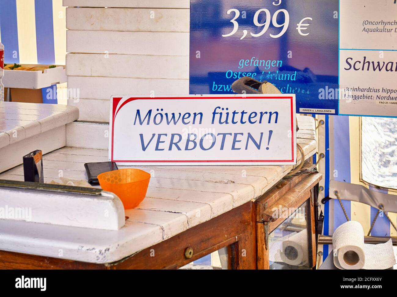 Avertissement en allemand mots Möwen füttern verboten signifie s'il vous plaît ne pas nourrir les seagulls. Banque D'Images