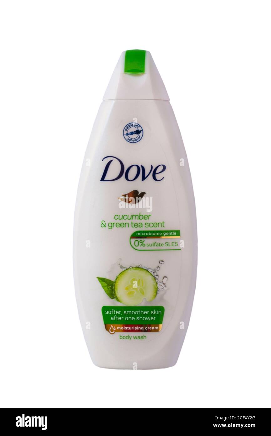Bouteille de savon pour le corps parfum concombre et thé vert Dove Crème hydratante de lavage du corps avec microbiome 0% sulfate SLES isolé en douceur sur fond blanc Banque D'Images