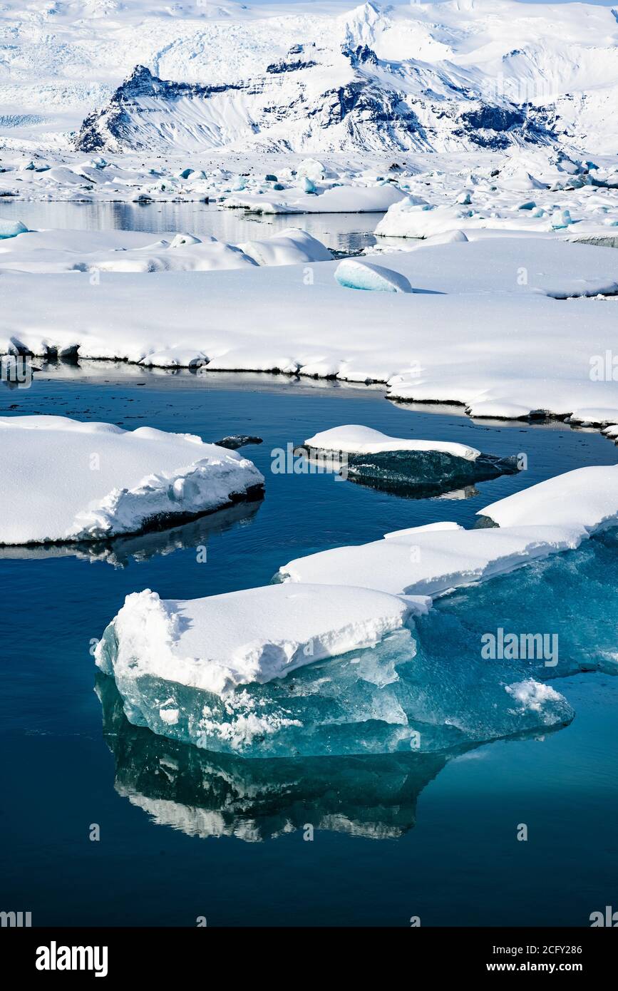 Icebergs flottant à la lagune du glacier de Jokulsarlon, Islande Banque D'Images