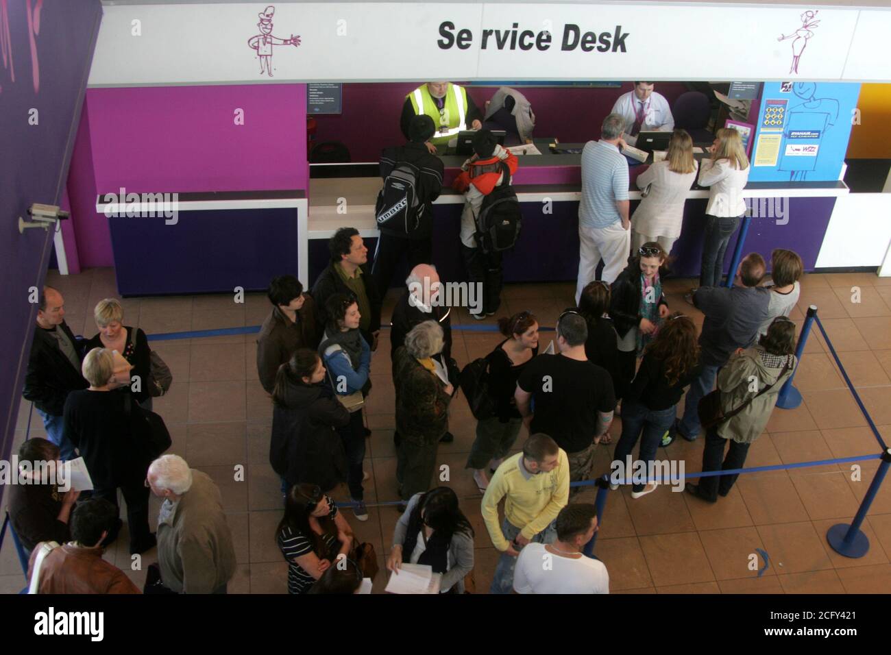 Aéroport de Glasgow Prestwick, Ayrshire, Écosse. 16 avril 2010, le terminal est vide à la suite de la fermeture de l'espace aérien britannique par les cendres volcaniques islandaises. File d'attente des passagers au comptoir de service pour obtenir des renseignements Banque D'Images