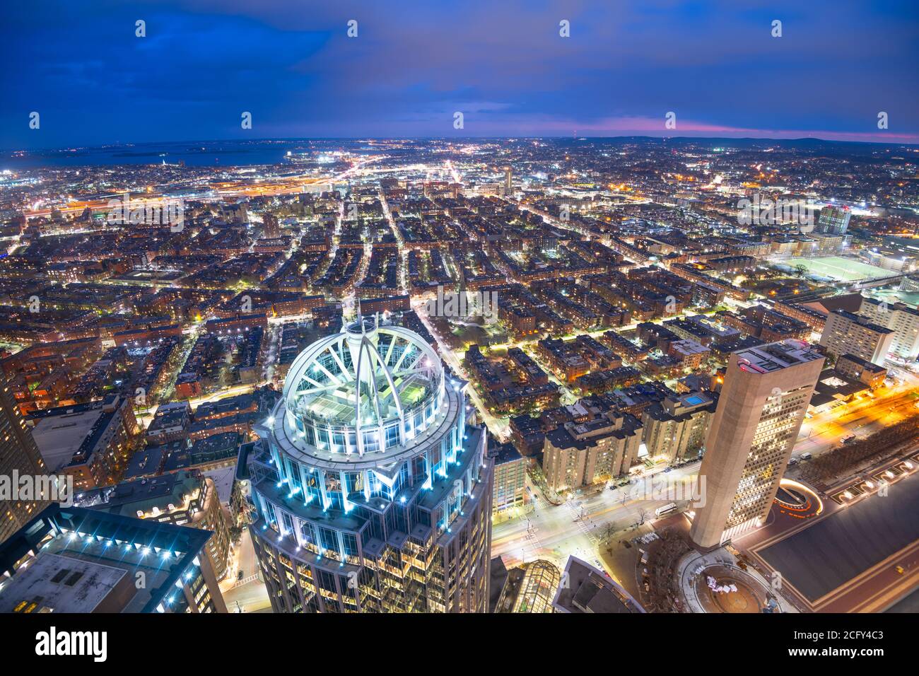 Vue aérienne de South End à Boston, Massachusetts, États-Unis la nuit. Banque D'Images