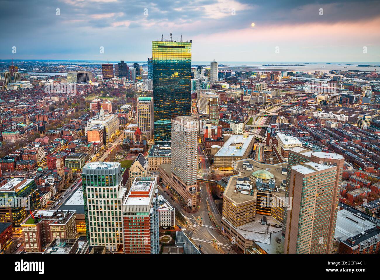 Boston, Massachusetts, États-Unis horizon du centre-ville à la tombée de la nuit. Banque D'Images