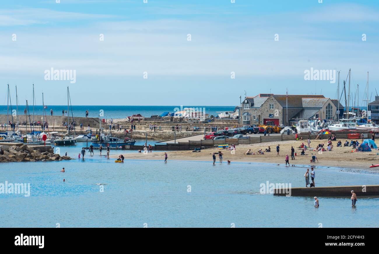 Lyme Regis, Dorset, Royaume-Uni. 8 septembre 2020. UK Météo: Chaud septembre soleil à la station balnéaire de Lyme Regis ramène les visiteurs à la plage aujourd'hui pour profiter d'un dernier souffle de chaleur avant l'automne se met en place. Les températures vont atteindre le milieu des années 20 cette semaine avec la perspective d'une mini-vague de chaleur et d'un « été indien ». Credit: Celia McMahon/Alamy Live News Banque D'Images