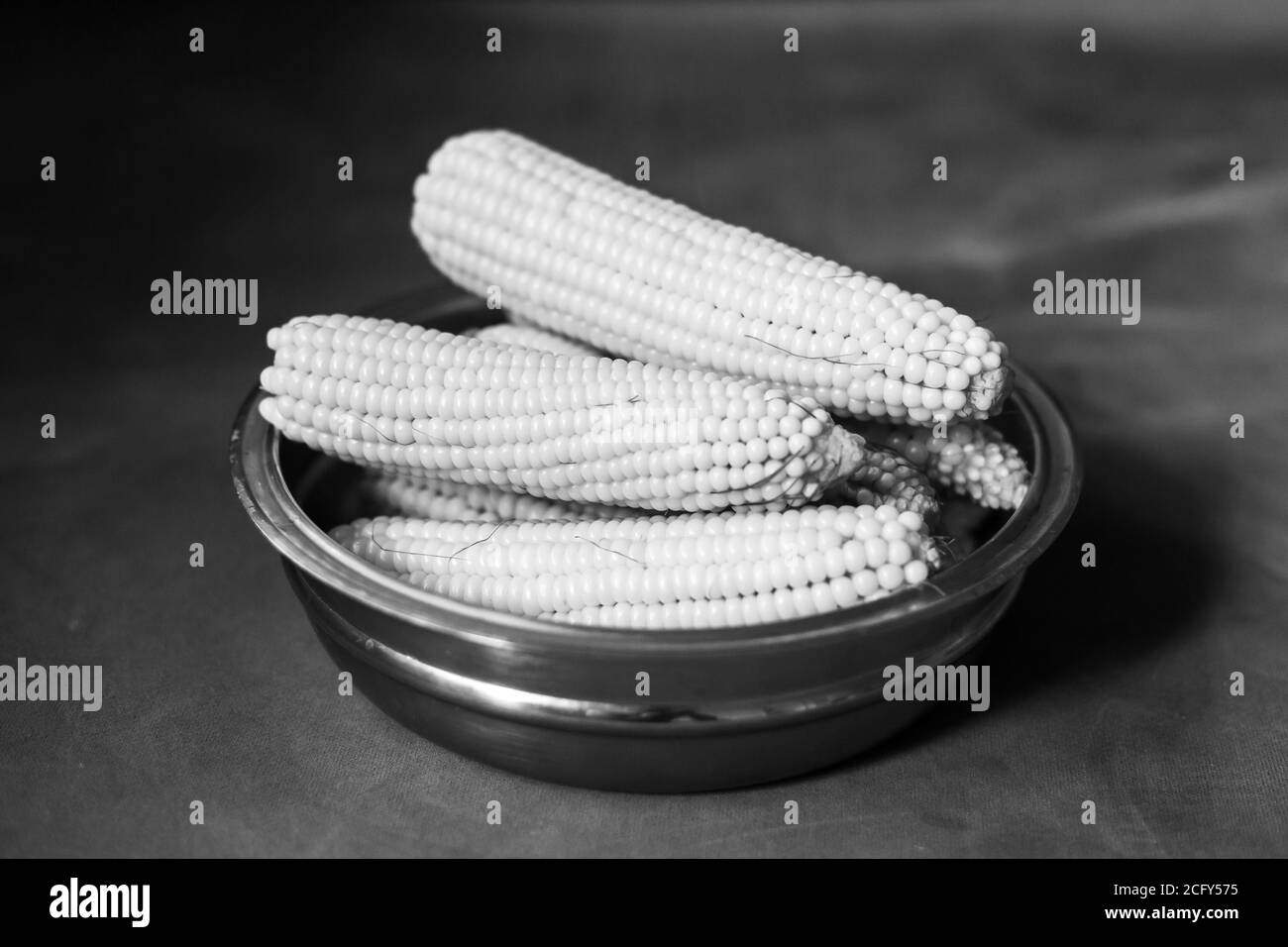 Le maïs cuit dans un bol en acier Banque D'Images