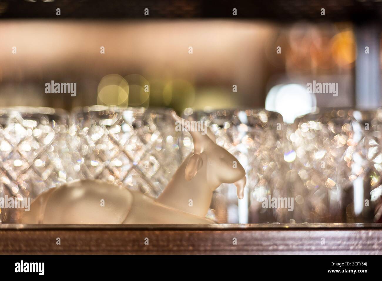 Gobelets en verre dans un bar. Reflet et lumière. Banque D'Images