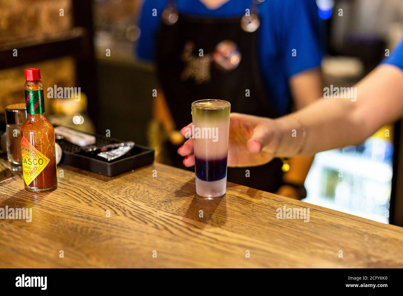 Cocktail alcoolisé avec un vrai feu. Banque D'Images