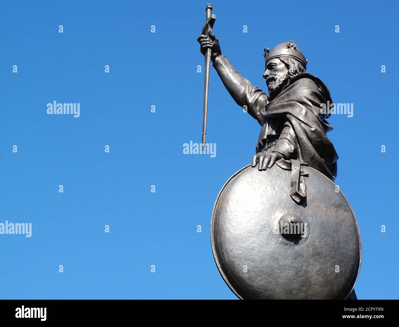 Roi Alfred la Grande statue érigée en 1899 à Winchester Hampshire Angleterre Royaume-Uni avec l'espace de copie qui est un populaire destination touristique atracti Banque D'Images