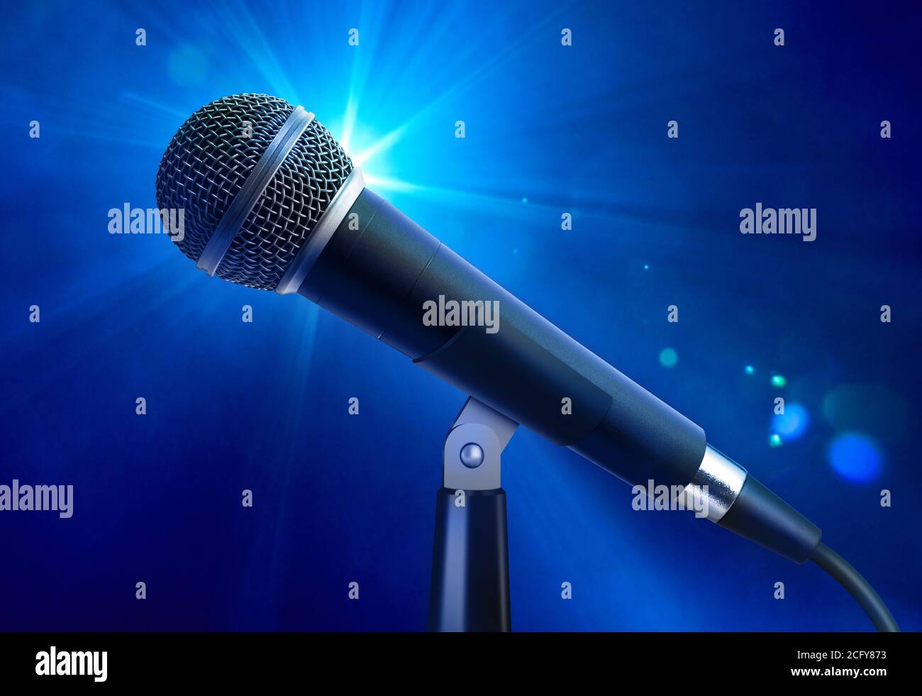 Tenir un microphone sur scène arrière-plan flou Photo Stock - Alamy