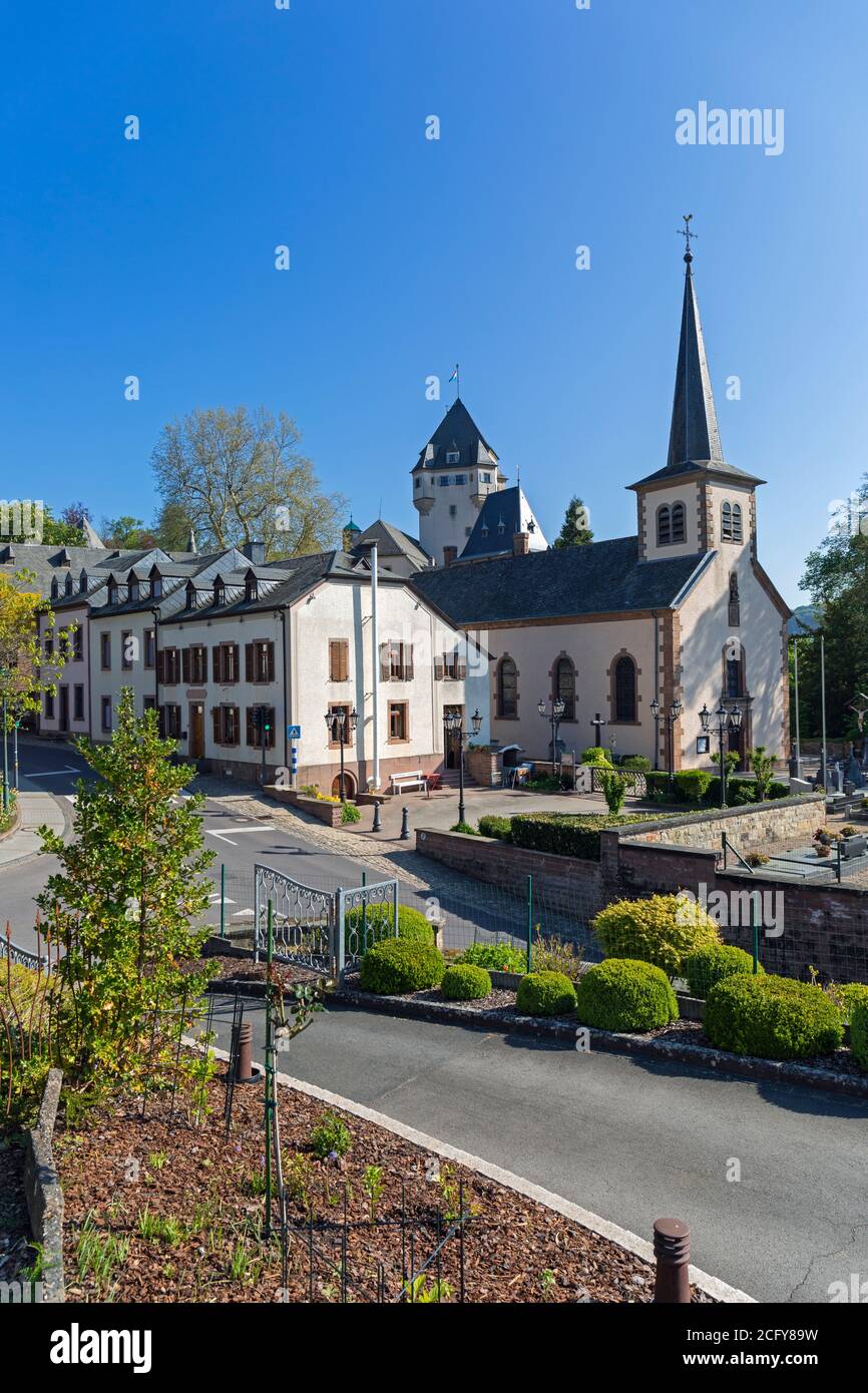 Europe, Luxembourg, Colmar-Berg, Église Saint-Michel avec le château de Berg (résidence principale du Grand-Duc de Luxembourg) Banque D'Images