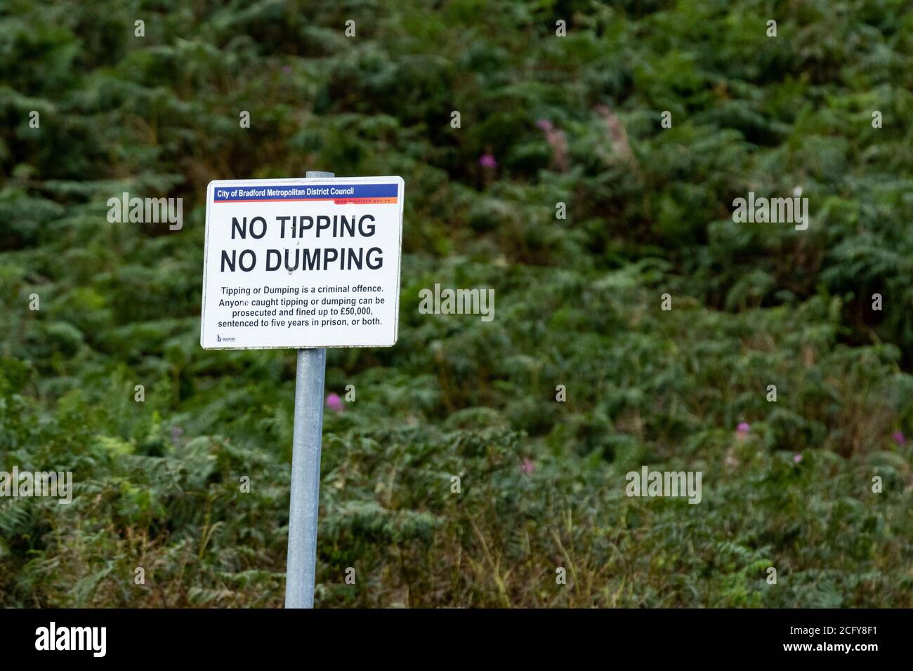 Un panneau Bradford Metropolitan Council à Baildon, dans le Yorkshire, en Angleterre. Le panneau indique au public que le déversement et le dumping ne sont pas autorisés. Banque D'Images