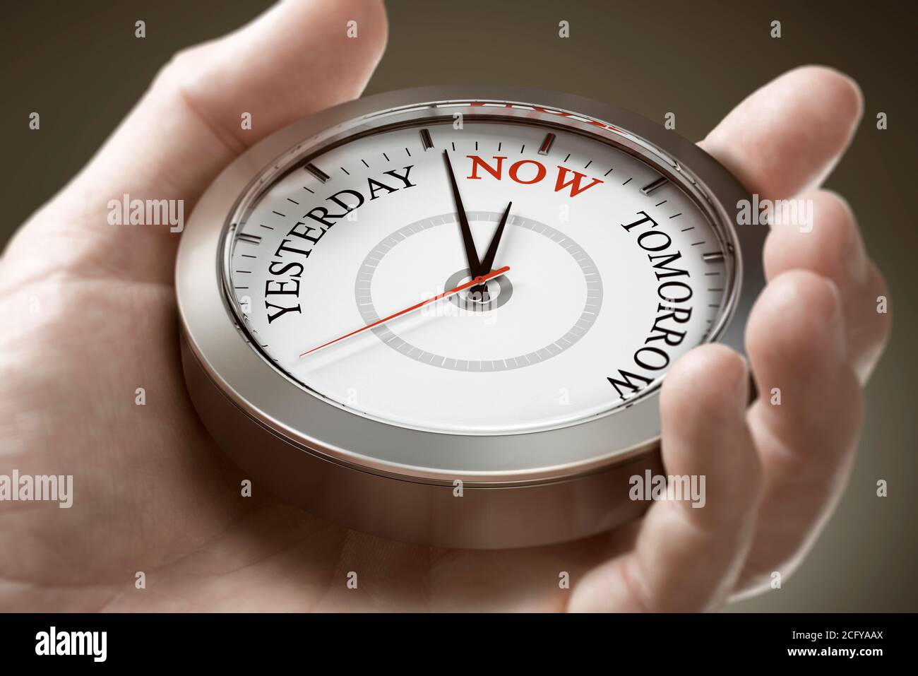Main d'homme tenant une horloge conceptuelle avec les mots hier, maintenant et demain. Concept de gestion du temps ou de la vie dans le moment présent. Composite Banque D'Images