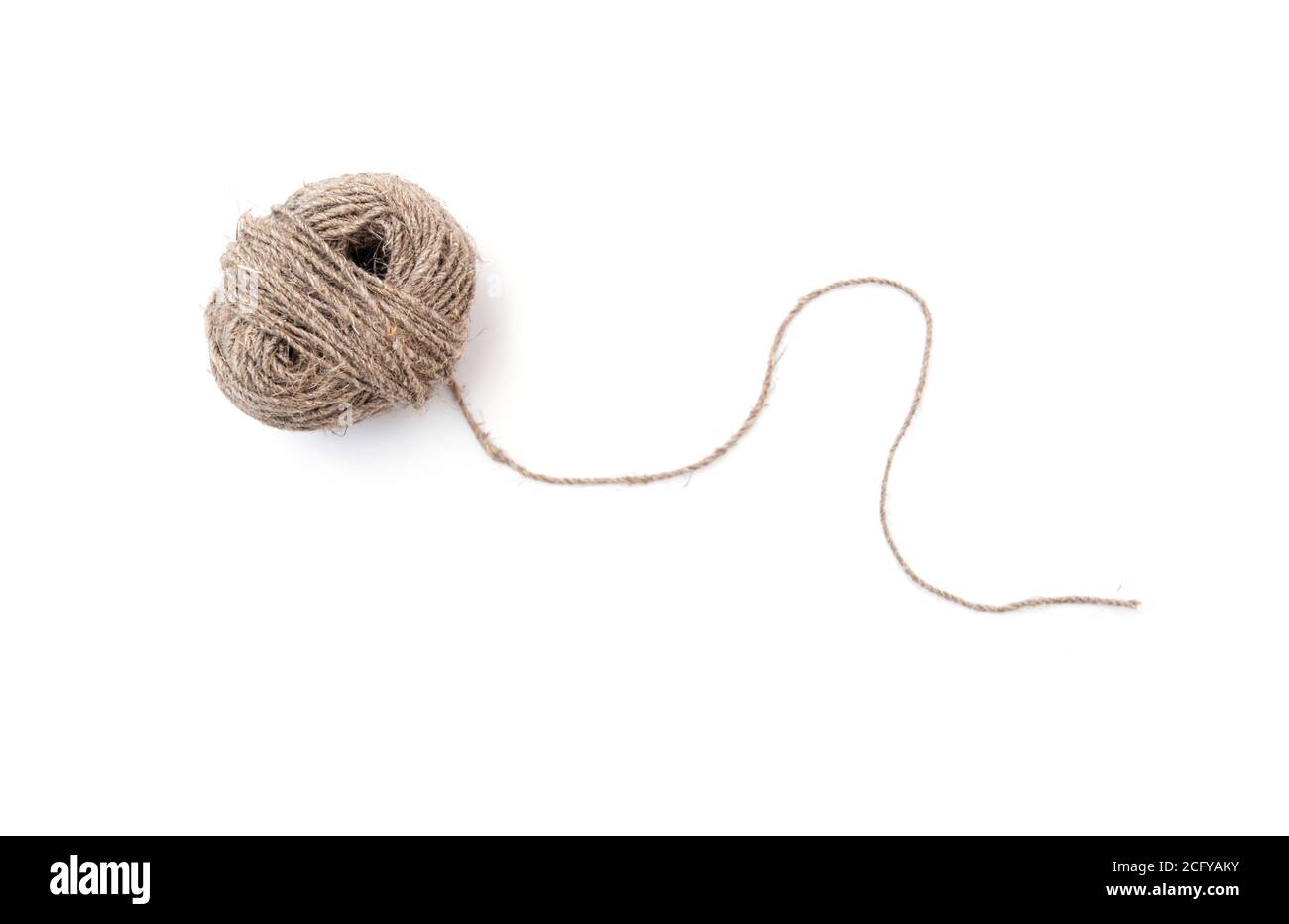 CLEW ou boule avec corde de chanvre isolée sur fond blanc Banque D'Images