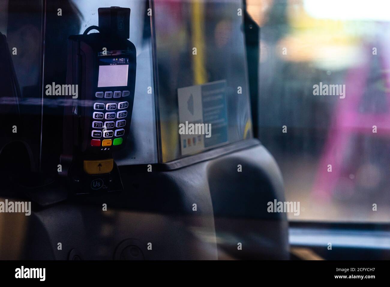 Londres, Angleterre, Royaume Uni - 31 décembre 2019 : une vue abstraite par le biais d'un taxi à un terminal de paiement bancaire pour un taxi Londres débarrasser - image Banque D'Images