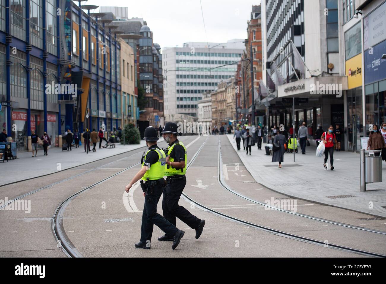La police en patrouille dans le centre-ville de Birmingham quelques jours après qu'un seul knifeman ait effectué une rache qui a vu un mort et plusieurs blessés. Banque D'Images