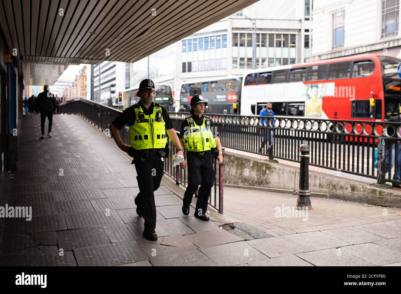 La police en patrouille dans le centre-ville de Birmingham quelques jours après qu'un seul knifeman ait effectué une rache qui a vu un mort et plusieurs blessés. Banque D'Images
