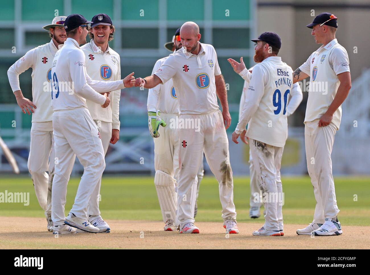 Chris Rushworth, de Durham (au centre), célèbre le cricket de Matt carter, du Nottinghamshire (non représenté), en compagnie de coéquipiers lors du troisième jour du match du trophée Bob Willis à Trent Bridge, à Nottingham. Banque D'Images