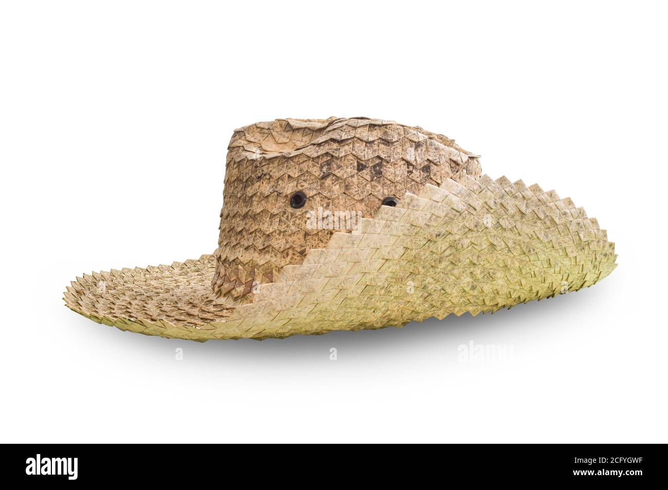 Vieux chapeau Panama en bambou, isolé sur fond blanc Banque D'Images