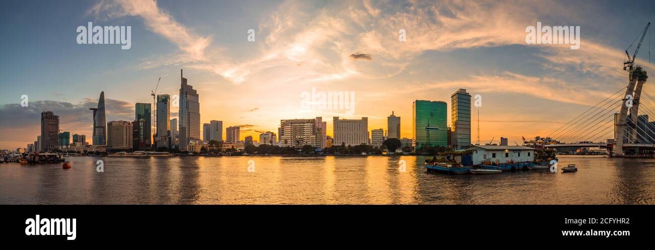 Bitexco Financial Tower bâtiment, bâtiments, routes, Thu Thiem 2 pont et la rivière Saigon à Ho Chi Minh ville - cette ville est une destination touristique populaire Banque D'Images