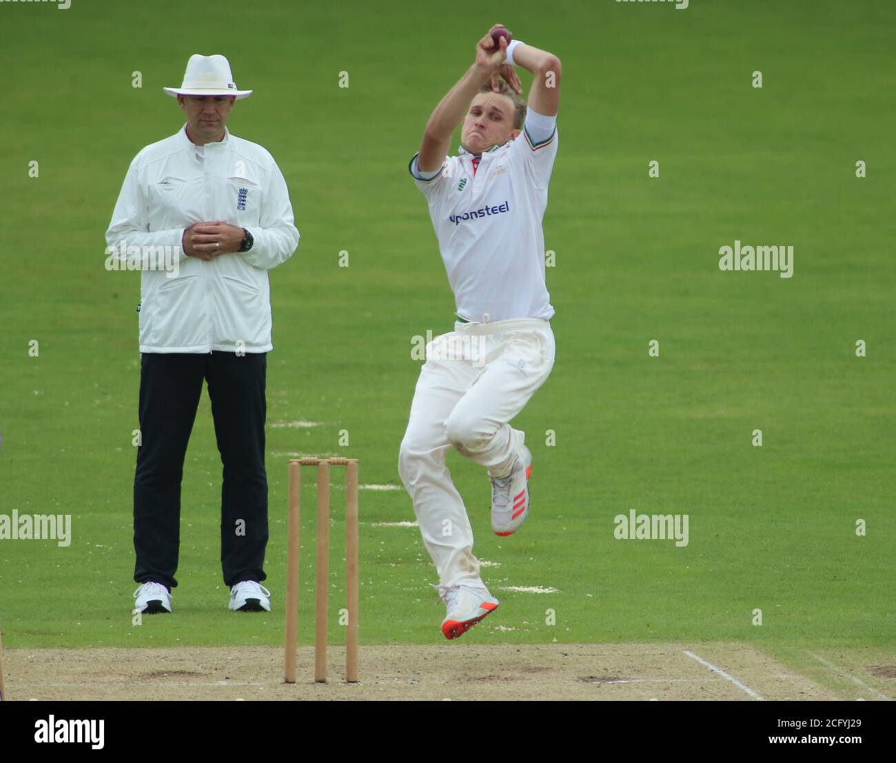 Leeds, Royaume-Uni. 08 septembre 2020. Yorkshire County Cricket, Emerald Headingley Stadium, Leeds, West Yorkshire, 8 septembre 2020. Bob Willis Trophy - Yorkshire County Cricket Club vs Leicestershire County Cricket Club, jour 3. Alex Evans du bowling de Leicestershire. Crédit : Touchlinepics/Alamy Live News Banque D'Images