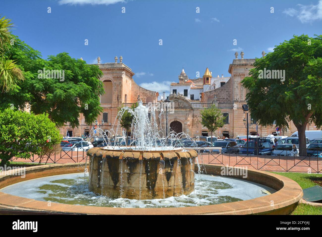 Ciutadella, Menorca, Espagne - 14 août 2018 : Fontaine sur la place de la ville Placa des Born in Ciutadella de Menorca. Banque D'Images