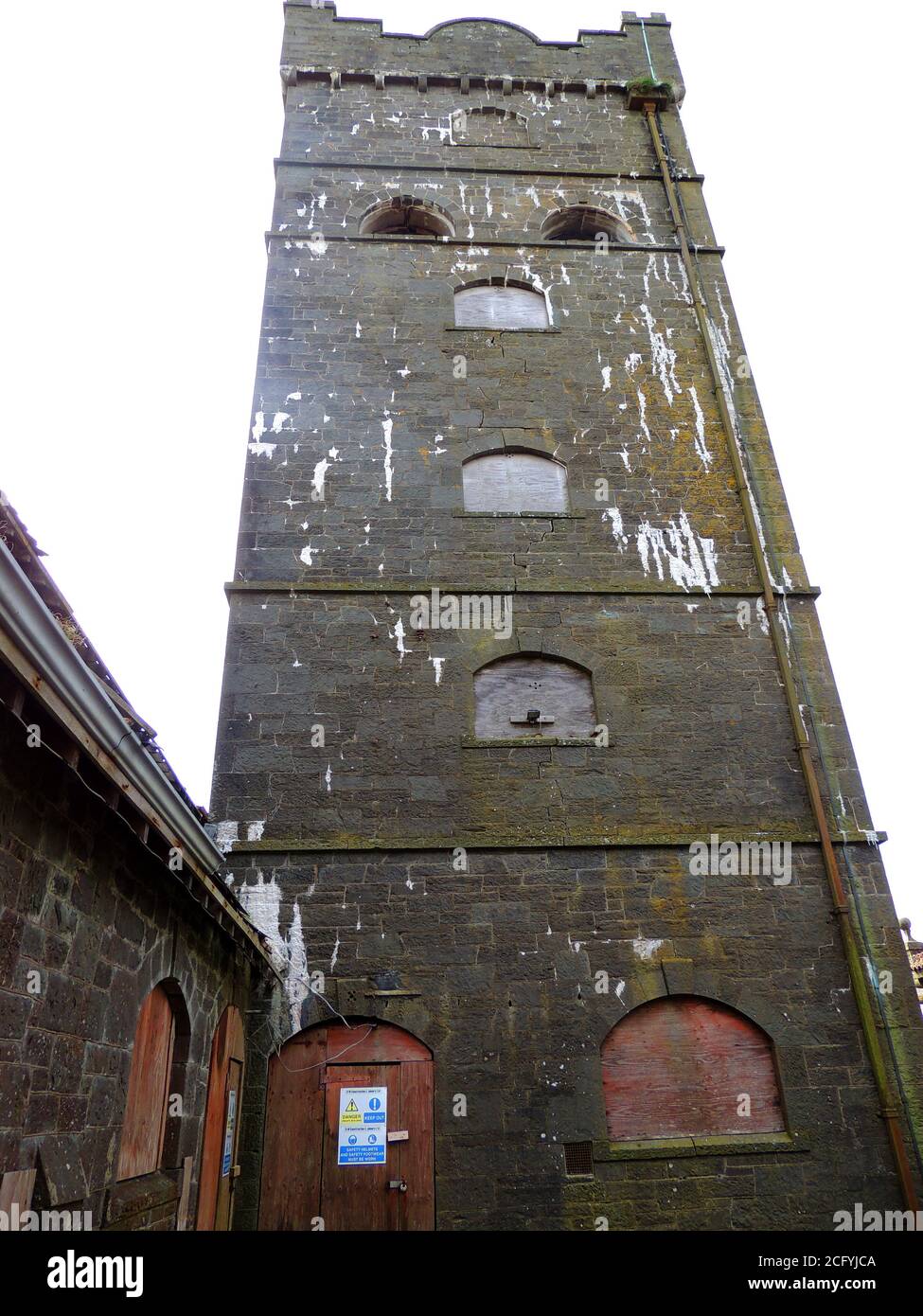 2017 juin - Palais Coo, avant restauration. Il était autrefois connu sous le nom de « ferme de Corseyard et lait modèle », près de Borgue, Dumfries & Galloway et a été construit à l'origine par le millionnaire James Brown pour son troupeau de vaches Galloway Belted, Et pour fournir du travail aux résidents locaux. Brown était la moitié du partenariat Affleck & Brown, propriétaire du grand magasin de Manchester qui était autrefois considéré comme le «Harrods du Nord». Corseyard Farm a été considérée comme la ferme laitière la plus élaborée au monde avec son architecture unique et son cadre rural avec vue sur la mer. Banque D'Images