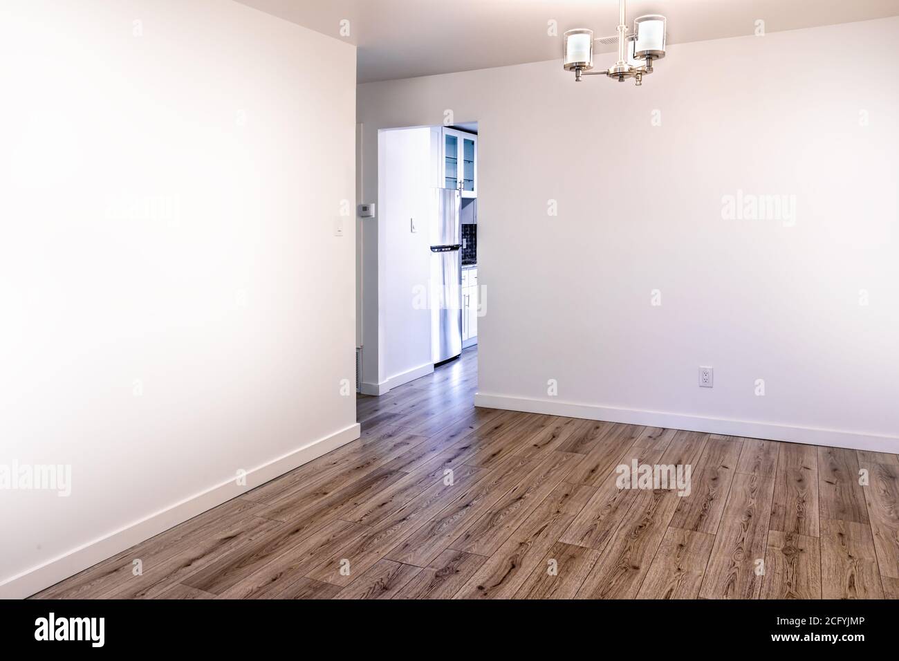 Salle de séjour vide avec murs blancs et parquet Banque D'Images