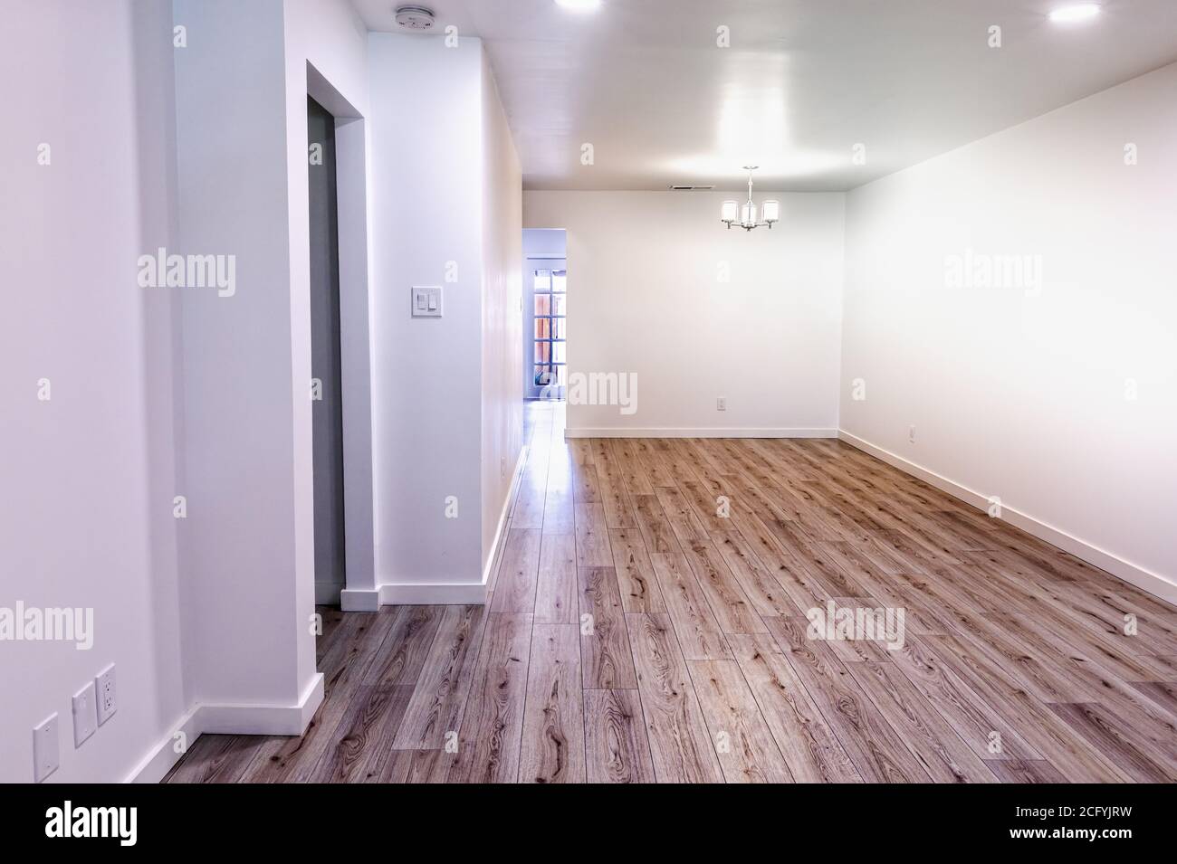 Salle de séjour vide avec murs blancs et parquet Banque D'Images