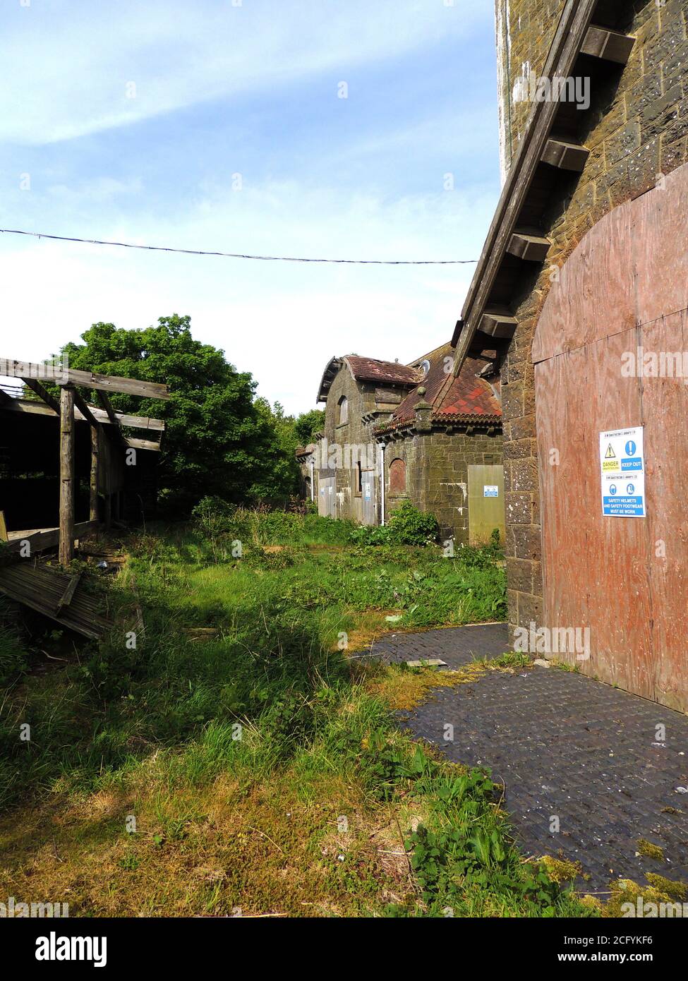 2017 juin - Palais Coo, avant restauration. Il était autrefois connu sous le nom de « ferme de Corseyard et lait modèle », près de Borgue, Dumfries & Galloway et a été construit à l'origine par le millionnaire James Brown pour son troupeau de vaches Galloway Belted, Et pour fournir du travail aux résidents locaux. Brown était la moitié du partenariat Affleck & Brown, propriétaire du grand magasin de Manchester qui était autrefois considéré comme le «Harrods du Nord». Corseyard Farm a été considérée comme la ferme laitière la plus élaborée au monde avec son architecture unique et son cadre rural avec vue sur la mer. Banque D'Images