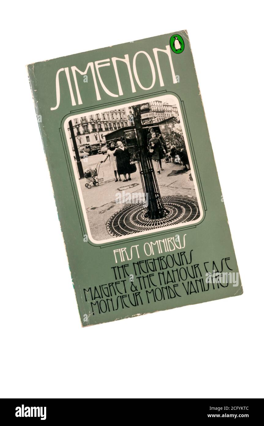 Un vieux livre de poche malmené du premier Omnibus Simenon de Georges Simenon. Banque D'Images