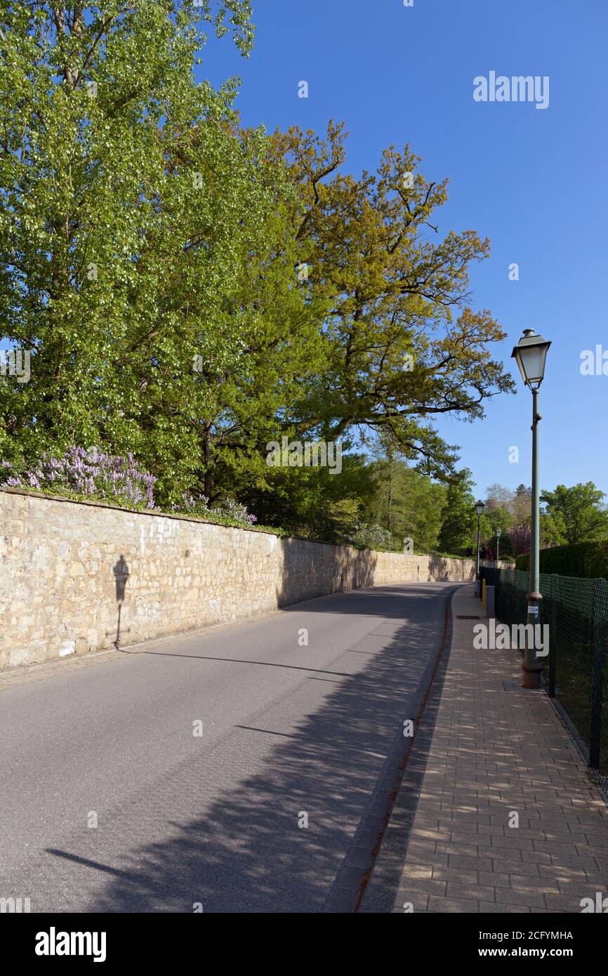 Europe, Luxembourg, Colmar-Berg, rue de Grentzingen avec mur autour des Jardins royaux du château de Berg Banque D'Images