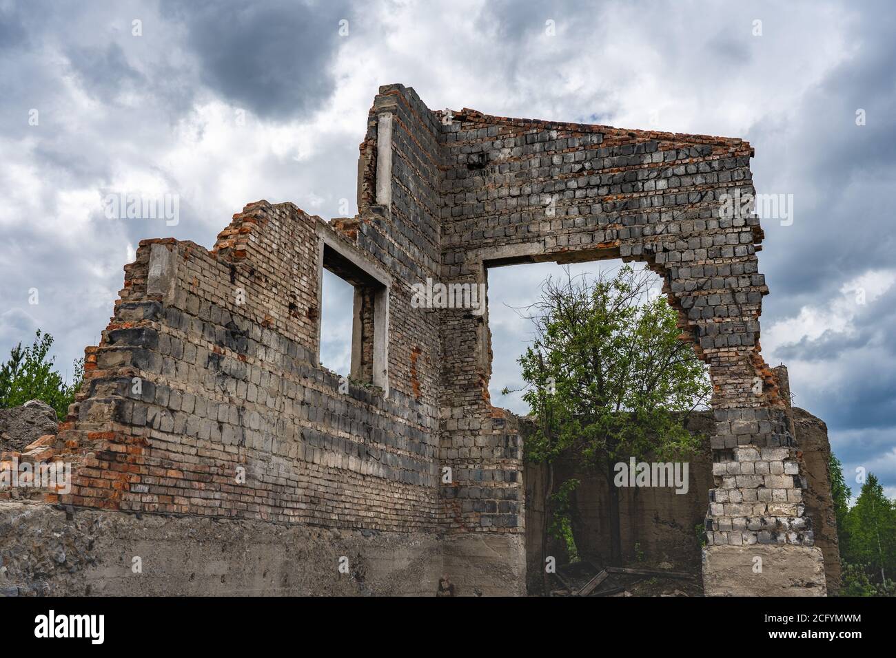 Mur détruit. Fragments de la paroi contre le ciel. Ruines de maisons. Jour d'été Banque D'Images