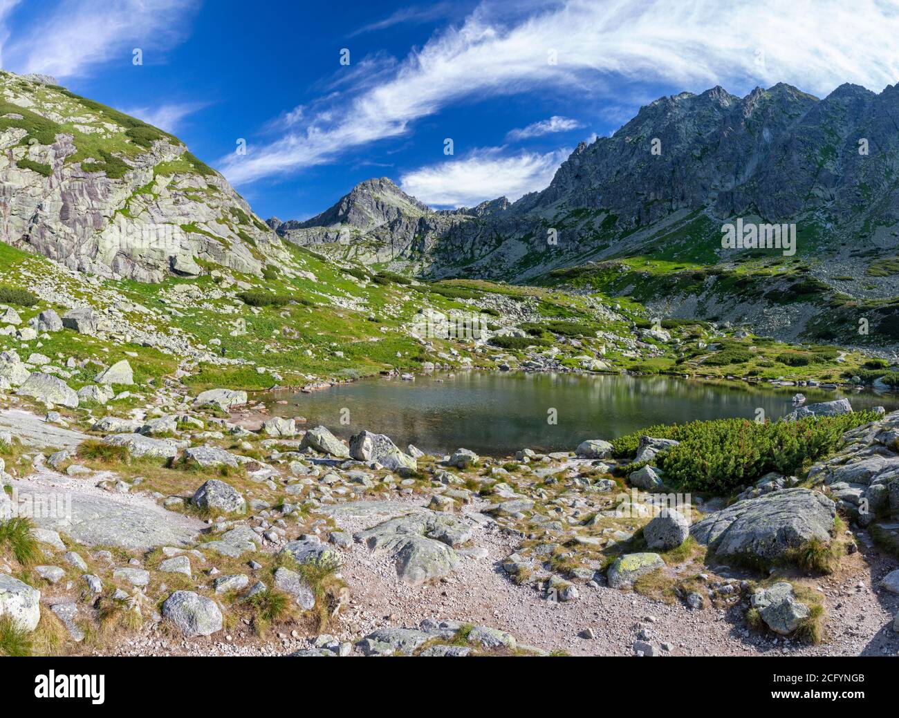 High Tatras - Slovaquie - le regard vers le lac Pleso nad Skodom à Mlynicka dolina et les pics Predna Bašta, Satan et Strbsky stit. Banque D'Images