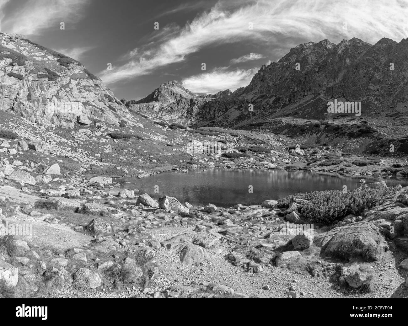 High Tatras - Slovaquie - le regard vers le lac Pleso nad Skodom à Mlynicka dolina et les pics Predna Bašta, Satan et Strbsky stit. Banque D'Images